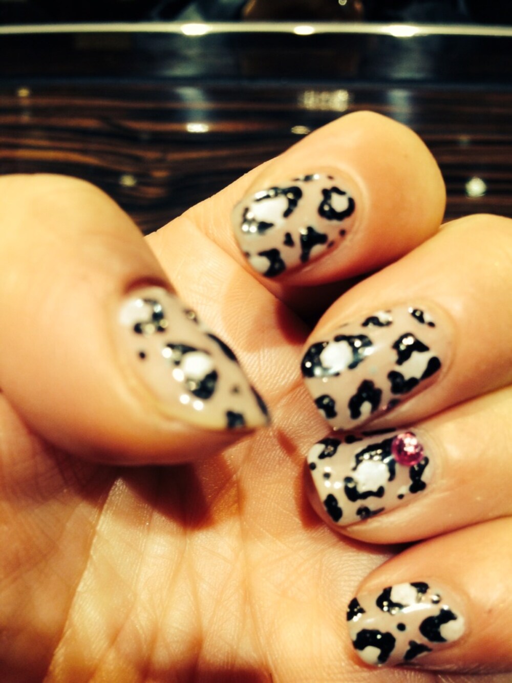 オレンジ系のハンドケア/ハンドクリームを着用したレディースの秋コーディネートの1枚目の写真