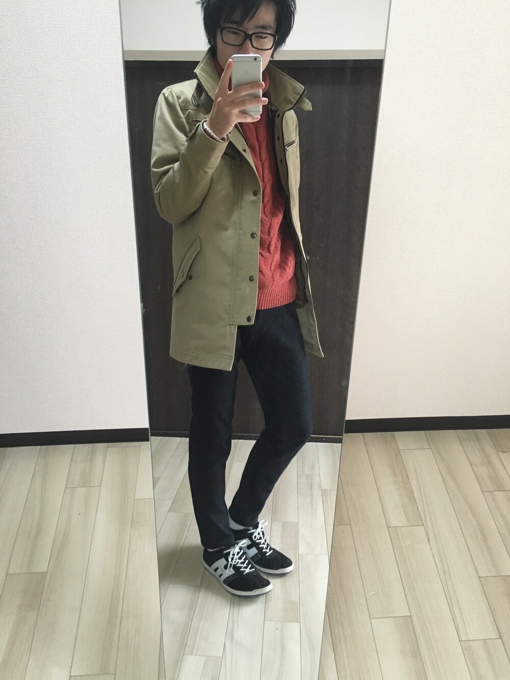 「men、冬コーデ」｜「NICOLE CLUB FOR MENのアイテム（スニーカー、ブラック系）」を使った、マツヒロさん（メンズ・175cm）の冬コーディネートの1枚目の写真