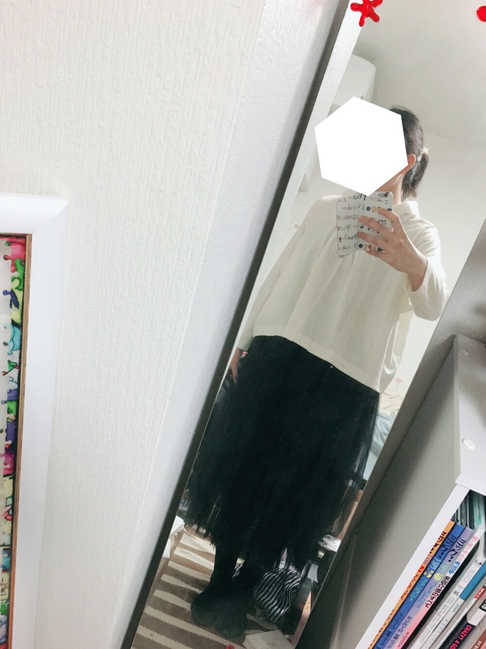 ホワイト系のTシャツ/カットソー、ブラック系のスカート、ホワイト系のスマホケース/カバーを着用したレディースの秋コーディネートの1枚目の写真