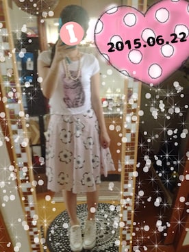 「花柄 スカート」｜「アイテム（スニーカー）」を使った、MIさん（レディース・163cm）の夏コーディネート