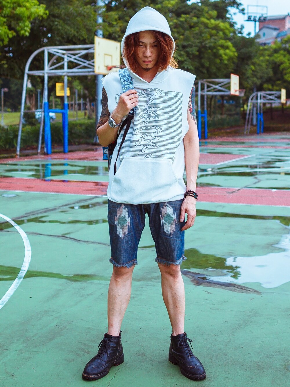 「Taiwan、white、boy、BAG」｜「OVERKILL inc.のアイテム（Tシャツ/カットソー、ホワイト系）」を使った、PUNXさん（メンズ・174cm）の夏コーディネートの1枚目の写真