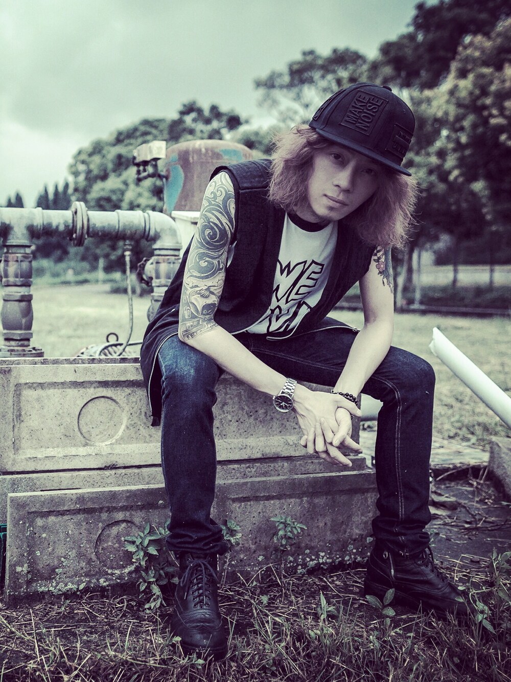 「Taiwan、tattoo、WEARBOOKエントリー、boy、black、snapback、fashion、NIXON」｜「OVERKILL inc.のアイテム（Tシャツ/カットソー、ブラック系）」を使った、PUNXさん（メンズ・174cm）の夏コーディネートの1枚目の写真