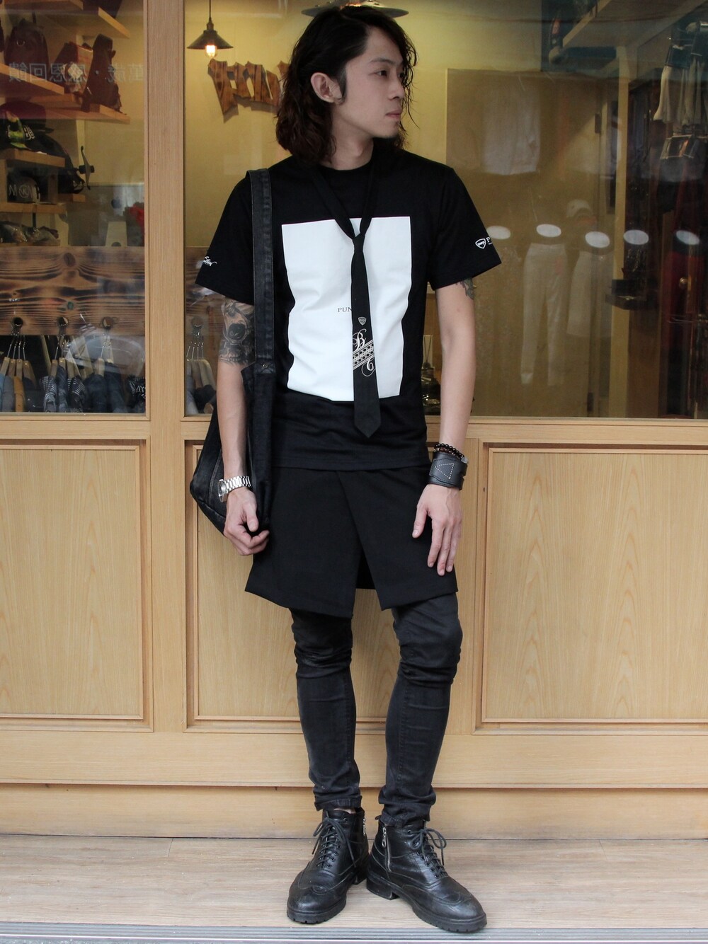 「black、WEARBOOKエントリー、Taiwan、jeans、STYLE、boots、fashion」｜「PUNXのアイテム（Tシャツ/カットソー、ブラック系）」を使った、PUNXさん（メンズ・174cm）の秋コーディネートの1枚目の写真