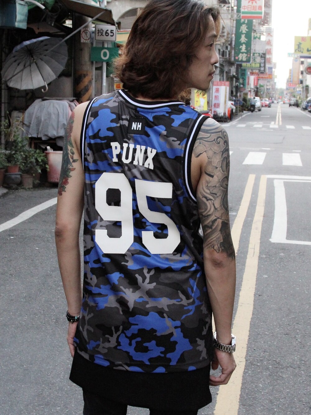 「Taiwan、jersey、blue、boy、street、WEARBOOKエントリー、camouflage」｜「NEXHYPEのアイテム（スウェット、ブルー系）」を使った、PUNXさん（メンズ・174cm）の秋コーディネートの1枚目の写真