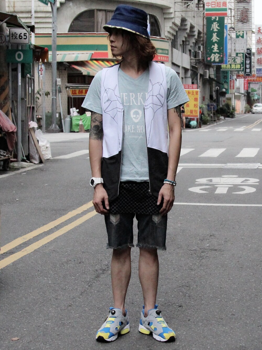 「Taiwan、street、overkillinc、Filter017、reebok、boy、hat」｜「OVERKILL inc.のアイテム（Tシャツ/カットソー、ブルー系）」を使った、PUNXさん（メンズ・174cm）の秋コーディネートの1枚目の写真