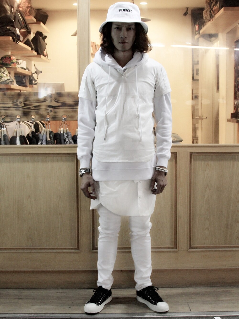 「white、Taiwan、shop、STYLE、WEARBOOKエントリー」｜「OVERKILL inc.のアイテム（Tシャツ/カットソー、ホワイト系）」を使った、PUNXさん（メンズ・174cm）の秋コーディネートの1枚目の写真