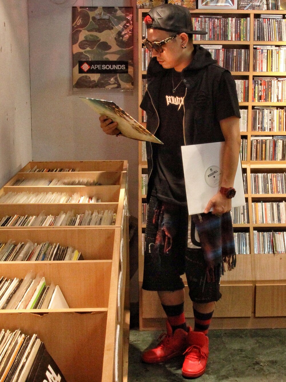 「Taiwan、PUNX、music、boy、black、STYLE、WEARBOOKエントリー」｜「PUNXのアイテム（Tシャツ/カットソー、ブラック系）」を使った、PUNXさん（メンズ・174cm）の秋コーディネートの1枚目の写真