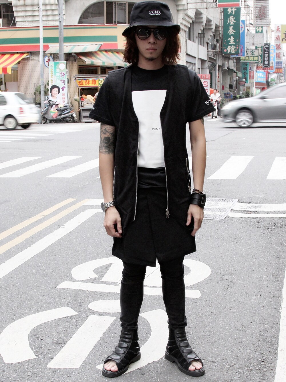 「Taiwan、street、STYLE、WEARBOOKエントリー、black」｜「PUNXのアイテム（Tシャツ/カットソー、ブラック系）」を使った、PUNXさん（メンズ・174cm）の秋コーディネートの1枚目の写真