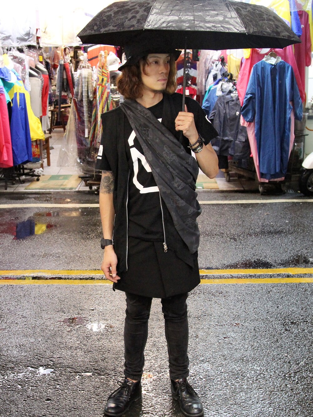 「Taiwan、overkillinc、Filter017、black、G-SHOCK、PUNX、watch、STYLE」｜「OVERKILL inc.のアイテム（Tシャツ/カットソー、ブラック系）」を使った、PUNXさん（メンズ・174cm）の秋コーディネートの1枚目の写真