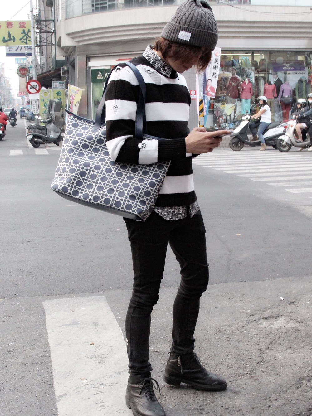 「Taiwan、fashion、STYLE、black、street、overkillinc、nexhype、PUNX」｜「PUNXのアイテム（ニットキャップ/ビーニー、グレー系）」を使った、PUNXさん（メンズ・174cm）の秋コーディネートの1枚目の写真