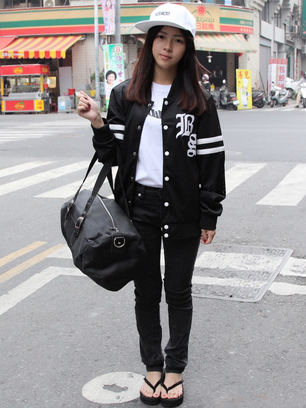 「Taiwan、STYLE、street、WEARBOOKエントリー、girl」｜「PUNXのアイテム（Tシャツ/カットソー、ホワイト系）」を使った、PUNXさん（レディース・158cm）の秋コーディネートの1枚目の写真