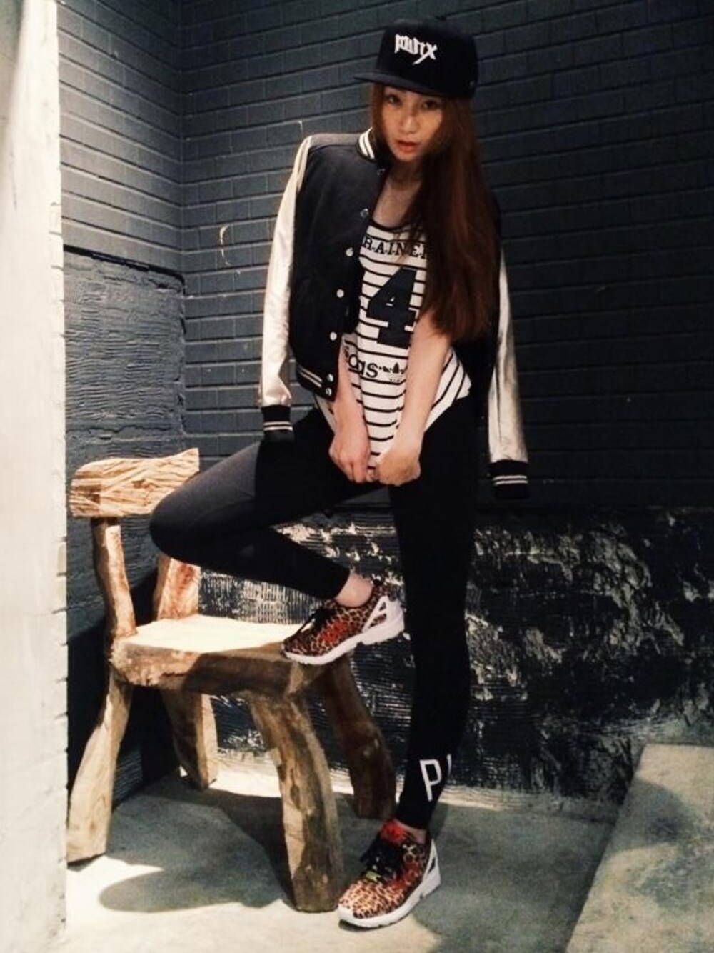 「Taiwan、WEARBOOKエントリー、snapback、black、stripe、STYLE、outfit」｜「adidasのアイテム（スタジャン、ブラック系）」を使った、PUNXさん（メンズ・166cm）の秋コーディネートの1枚目の写真