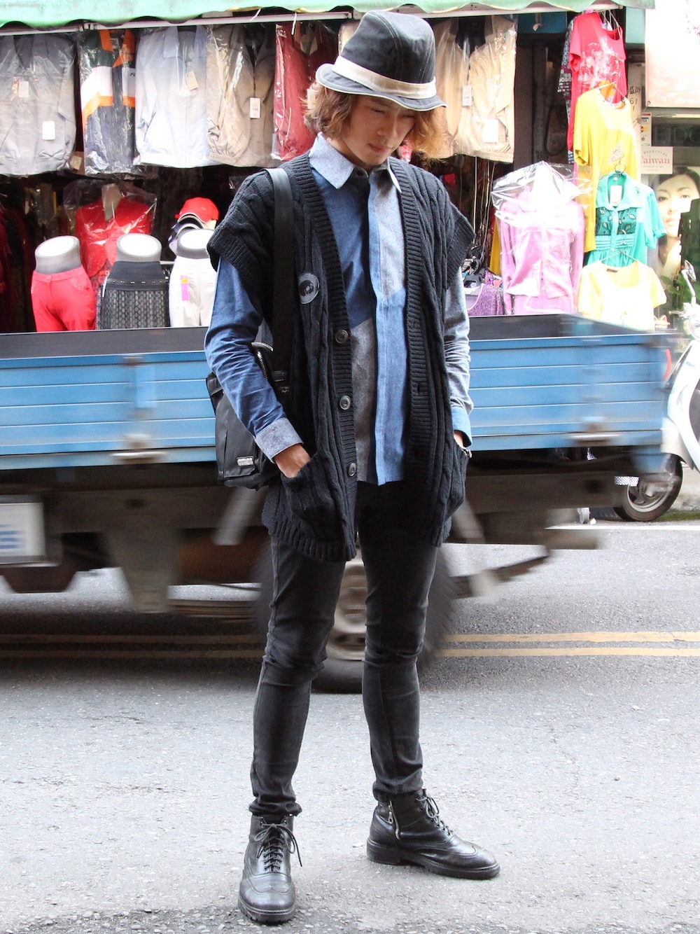 「Taiwan、fashion、black、WEARBOOKエントリー、lookbook、street、boy」｜「OVERKILL inc.のアイテム（シャツ/ブラウス、ブルー系）」を使った、PUNXさん（メンズ・174cm）の秋コーディネートの1枚目の写真