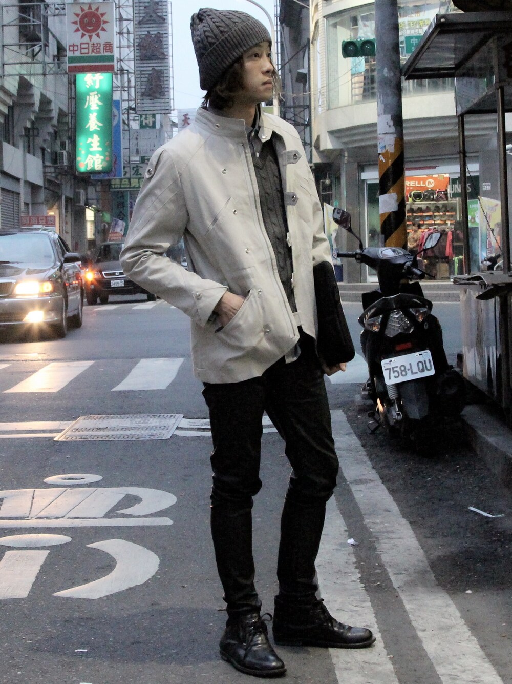 「Taiwan、street、grey、outfit、WEARBOOKエントリー、boy、STYLE」｜「PUNXのアイテム（キャップ、グレー系）」を使った、PUNXさん（メンズ・174cm）の冬コーディネートの1枚目の写真