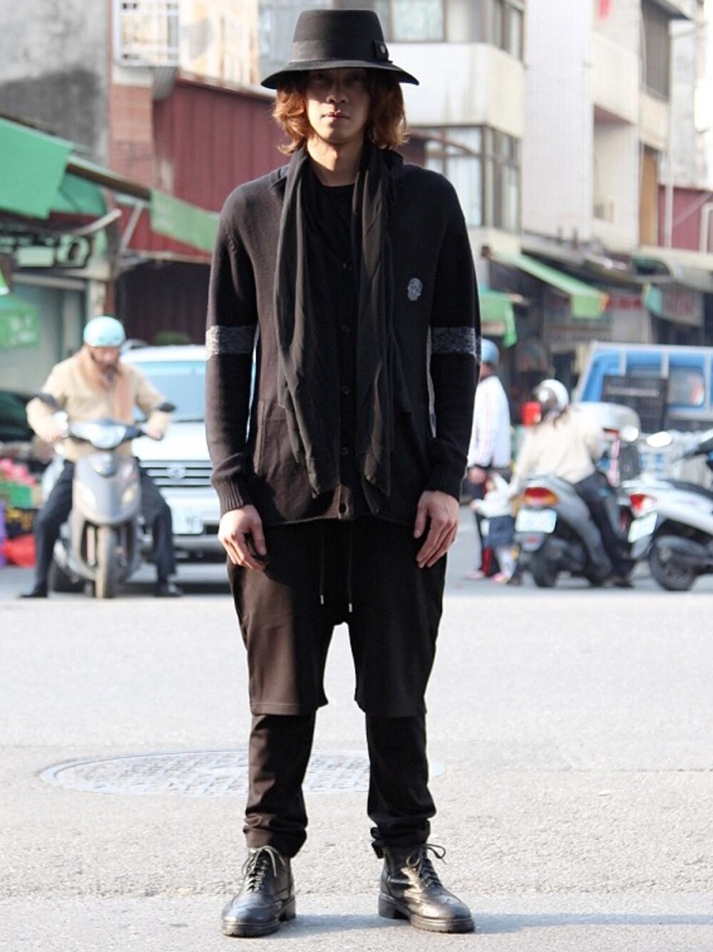 「black、fashion、lookbook、street、Taiwan、WEARBOOKエントリー、hat」｜「PUNXのアイテム（Tシャツ/カットソー、ブラック系）」を使った、PUNXさん（メンズ・174cm）の冬コーディネートの1枚目の写真