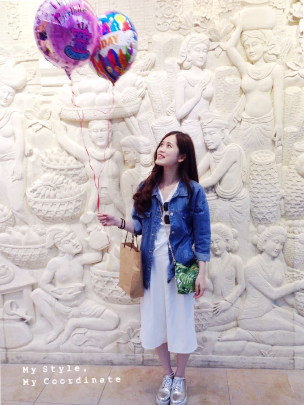 「ootd、white、jeans、カジュアル、シンプル、STYLENANDA、秋のコーデ、韓国ブランド、韓国ファッション、ホワイト」｜「Lulusのアイテム（デニムジャケット、ブルー系）」を使った、Erica_Chengさん（レディース・161cm）の秋コーディネートの1枚目の写真