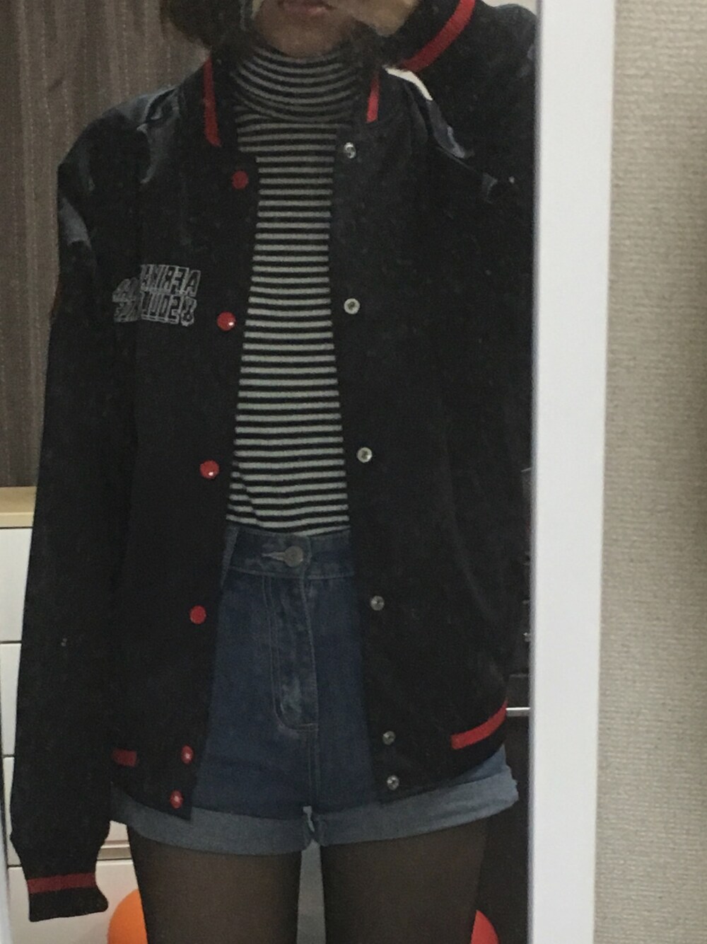 「カジュアル、デニム、ハイウエスト、スタジャン、ボーダー、タートルネック、ユニクロ、ブラック、UNIQLO、冬」｜「UNIQLOのアイテム（ニット/セーター、ブラック系）」を使った、fuさん（レディース・165cm）の冬コーディネートの1枚目の写真