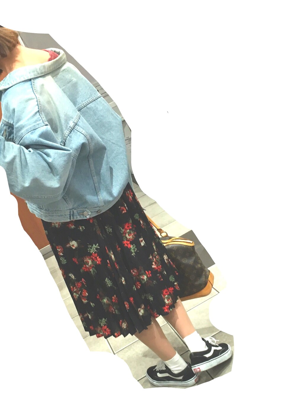 「肩落とし、プリーツスカート、VANS、ootd、oldskool、カジュアル、デニムジャケット、バックスタイル」｜「GUのアイテム（スカート、ブラック系）」を使った、fuさん（レディース・165cm）の冬コーディネートの1枚目の写真