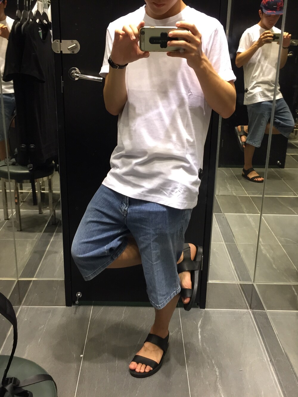 「H&Mのアイテム（Tシャツ/カットソー、ホワイト系）」を使った、單眼皮男孩さん（メンズ・170cm）の夏コーディネートの1枚目の写真