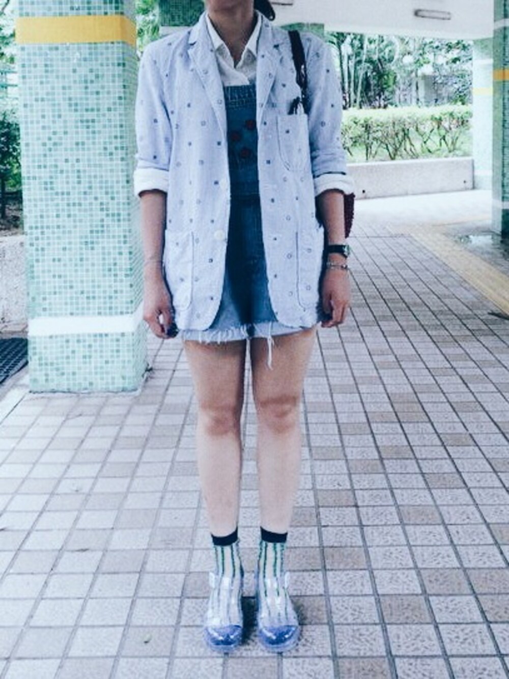 「daily look」｜「GLOBAL WORKのアイテム（ナイロンジャケット、ブルー系）」を使った、Queenie Chuさん（レディース・155cm）の夏コーディネートの1枚目の写真