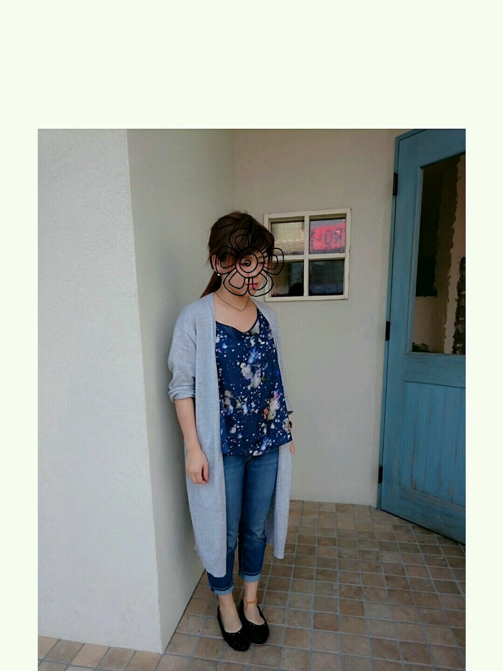 ブルー系のタンクトップ、その他のデニムパンツ、グレー系のカーディガン/ボレロを着用したレディースの春コーディネートの1枚目の写真