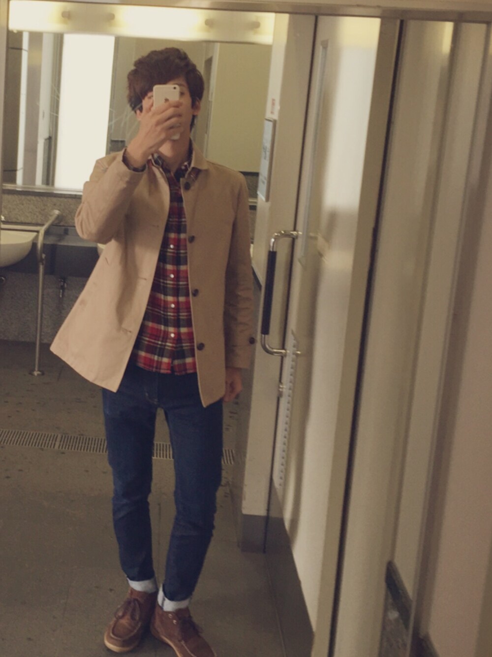 ベージュ系のジャケット/アウター、レッド系のシャツ/ブラウス、ブルー系のデニムパンツを着用したメンズの冬コーディネートの1枚目の写真