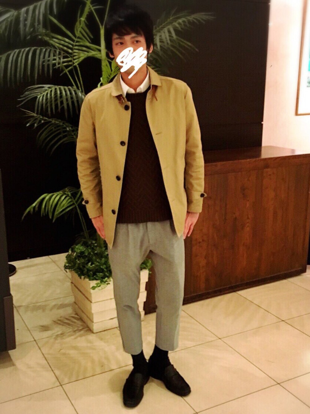 グリーン系のニット/セーター、ベージュ系のジャケット/アウター、グレー系のその他パンツを着用したメンズの冬コーディネートの1枚目の写真