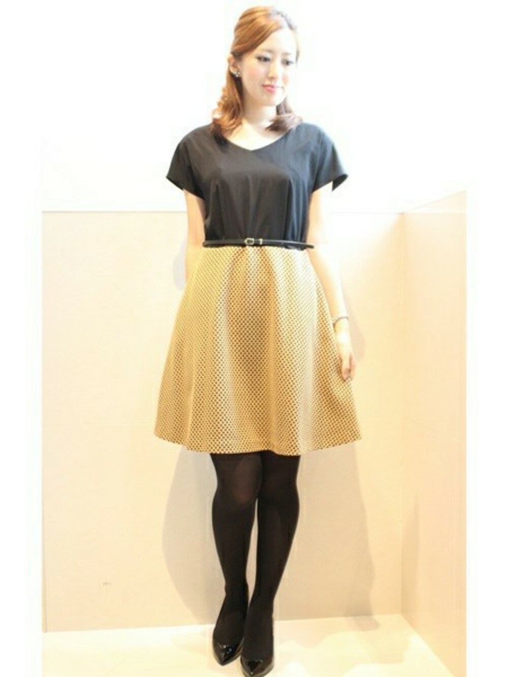 イエロー系のワンピースを着用したレディースの秋コーディネートの1枚目の写真