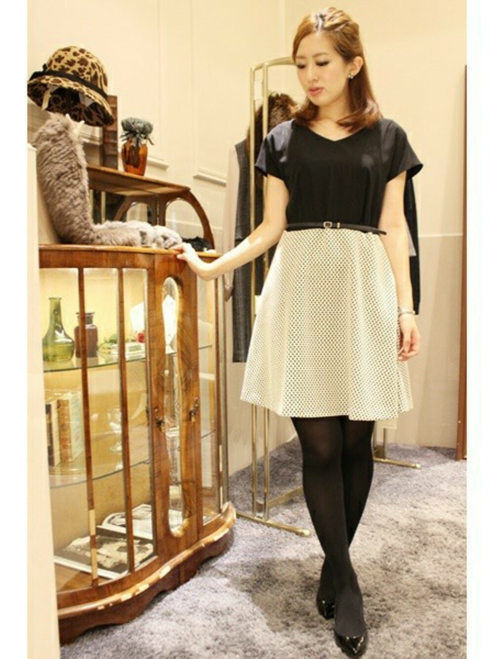 ホワイト系のワンピースを着用したレディースの秋コーディネートの1枚目の写真