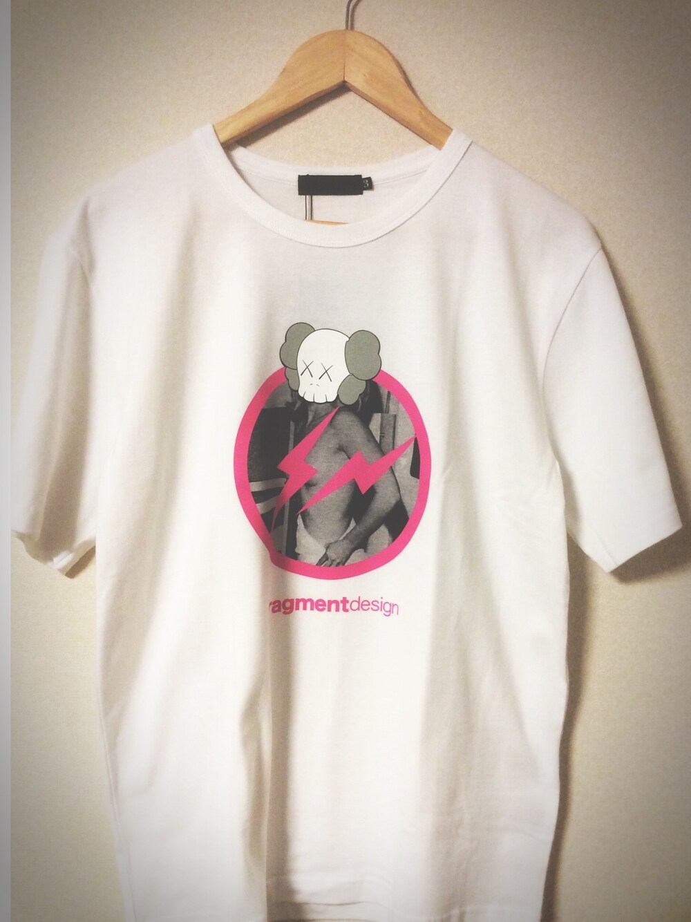 「白Tシャツ、カウズ」｜「OriginalFakeのアイテム（Tシャツ/カットソー、ホワイト系）」を使った、☆やぴ★さん（メンズ・177cm）の秋コーディネートの1枚目の写真