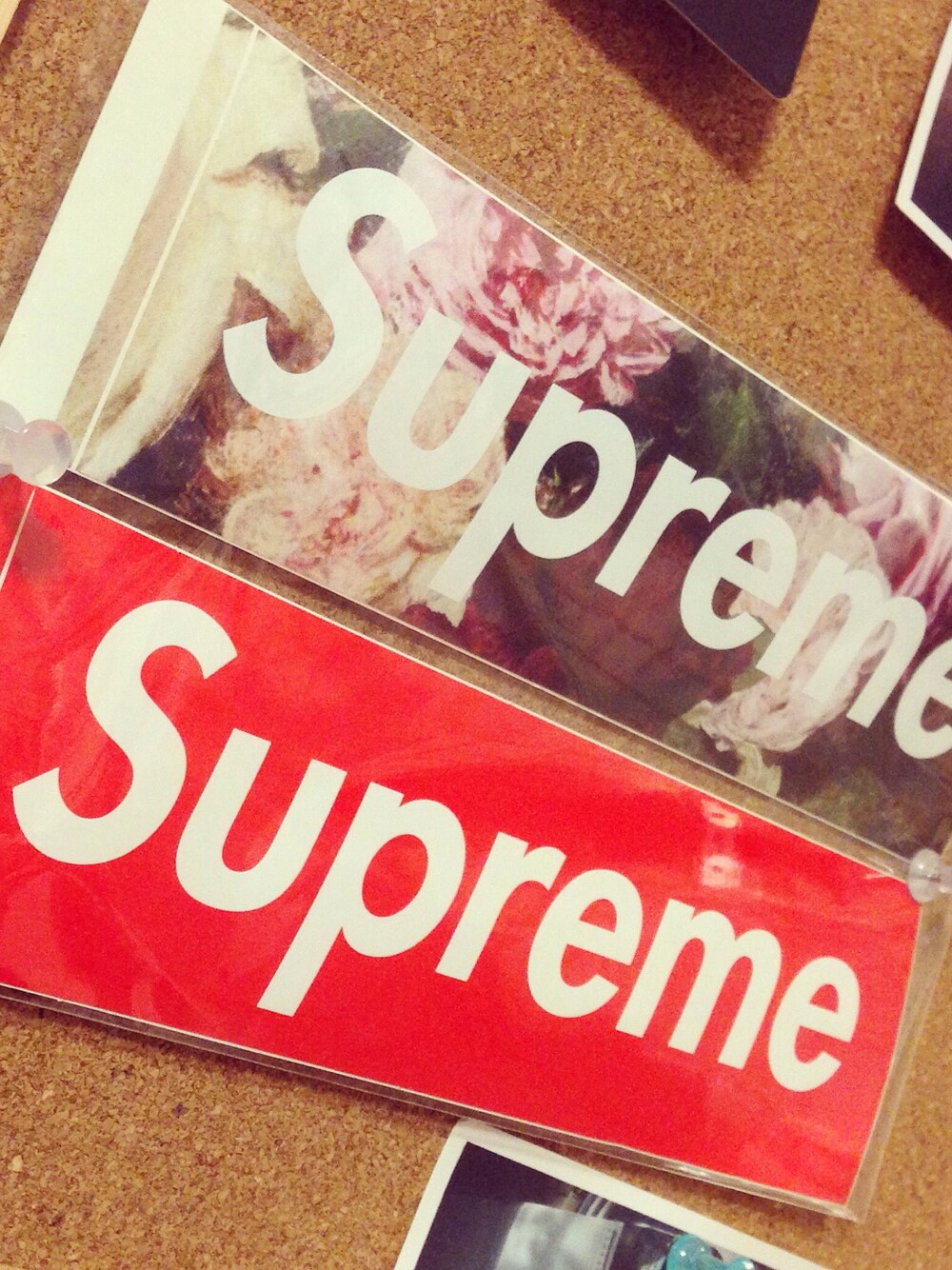 「シュプリーム、ステッカー、ボックスロゴ」｜「Supreme のアイテム（ステッカー/テープ、レッド系）」を使った、☆やぴ★さん（メンズ・177cm）の秋コーディネートの1枚目の写真