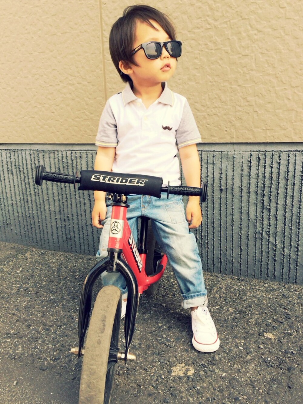 「スニーカー、コンバース、H&M、kids、ポロシャツ、白いスニーカー、カジュアルコーデ、グローバルワーク(GLOBAL WORK)、キッズバイク」｜「GLOBAL WORKの【キッズ】K-TODDLANDポロシャツ（トップス、ホワイト系）」を使った、ふじわら 佳緒里さん（キッズ・90cm）の春コーディネートの1枚目の写真