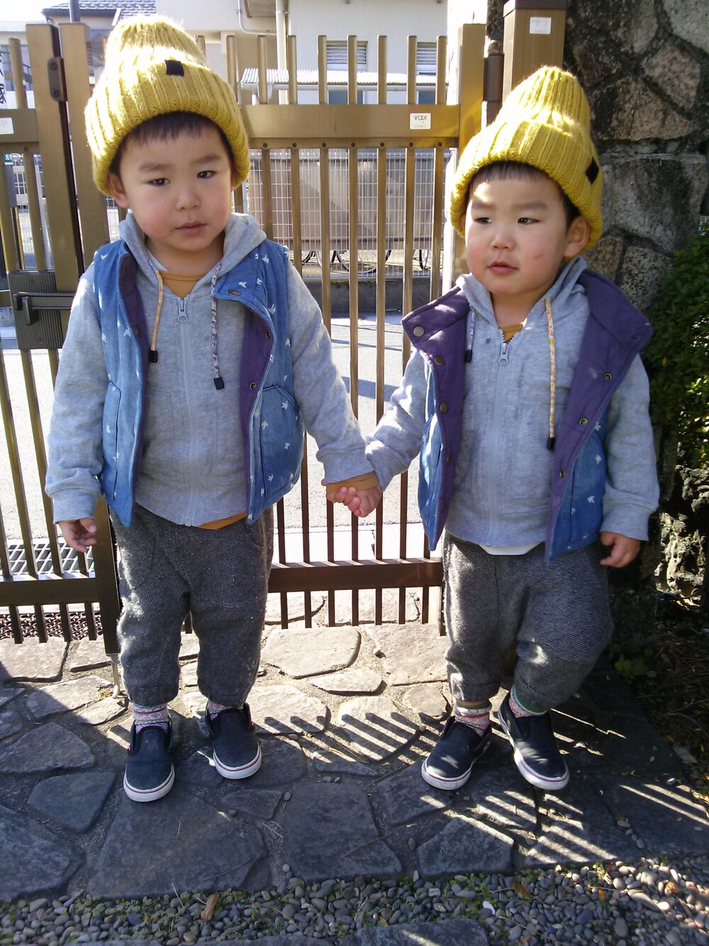 「ベスト、kids、お揃い」｜「coenの【KIDS】 VANS スリッポン（スリッポン、グレー系）」を使った、mocoさん（キッズ・100cm）の冬コーディネートの1枚目の写真