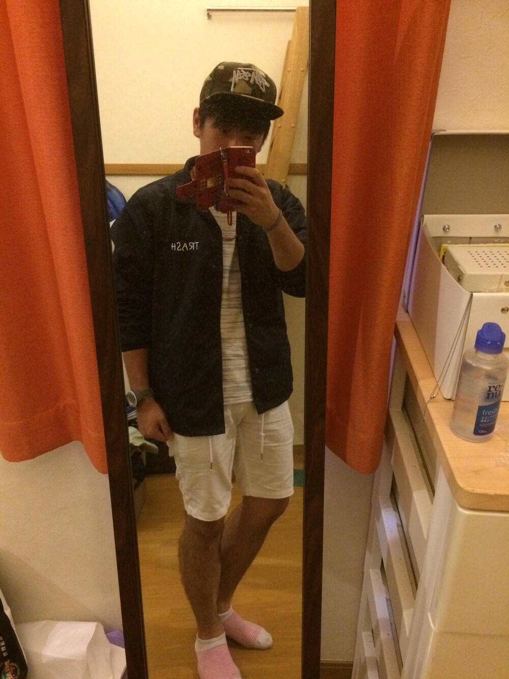 ブルー系のブルゾン、ホワイト系のTシャツ/カットソー、ホワイト系のその他パンツを着用したメンズの秋コーディネートの1枚目の写真