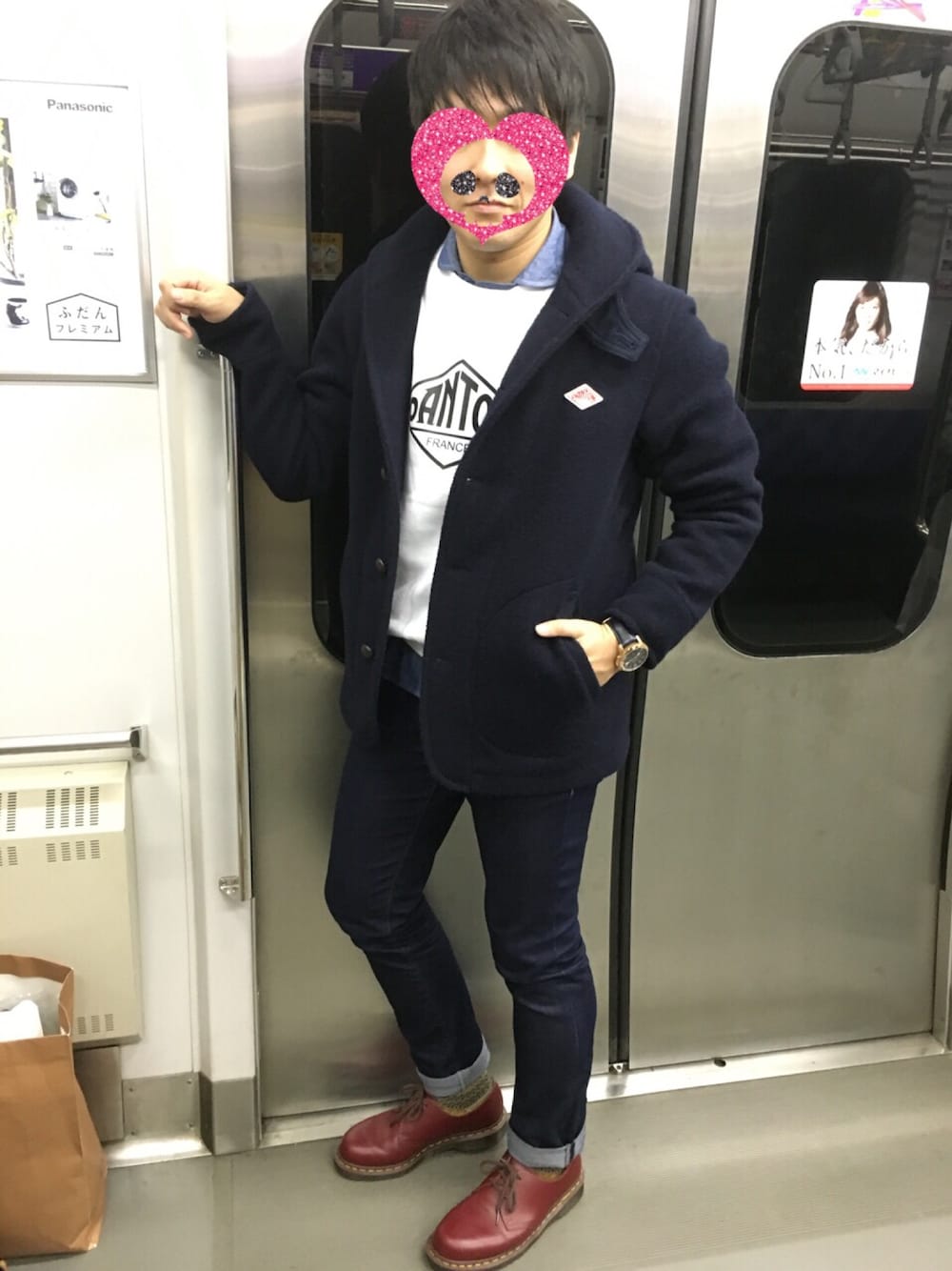 ブルー系のシャツ/ブラウス、ホワイト系のスウェット、ブルー系のピーコートを着用したメンズの秋コーディネートの1枚目の写真