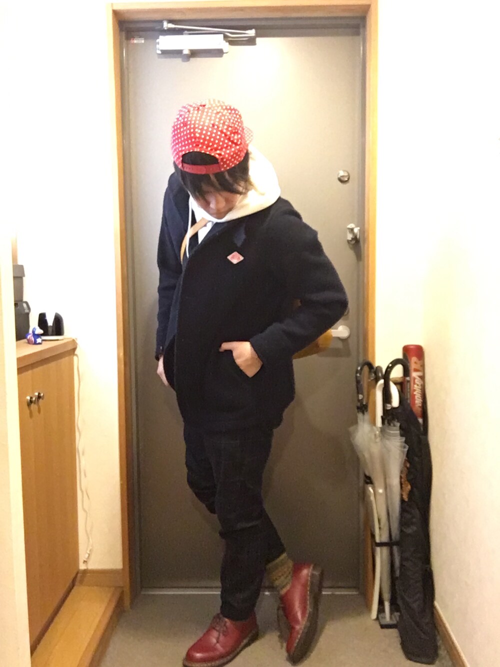 ホワイト系のパーカー、ブルー系のピーコート、イエロー系のバッグを着用したメンズの冬コーディネートの1枚目の写真