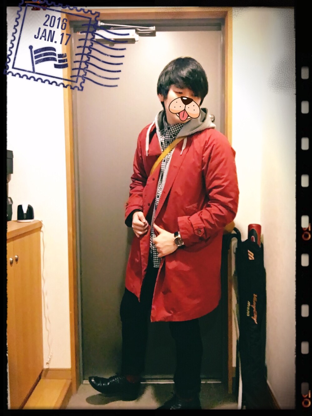 グレー系のトップス、ホワイト系のシャツ/ブラウス、イエロー系のバッグを着用したメンズの冬コーディネートの1枚目の写真