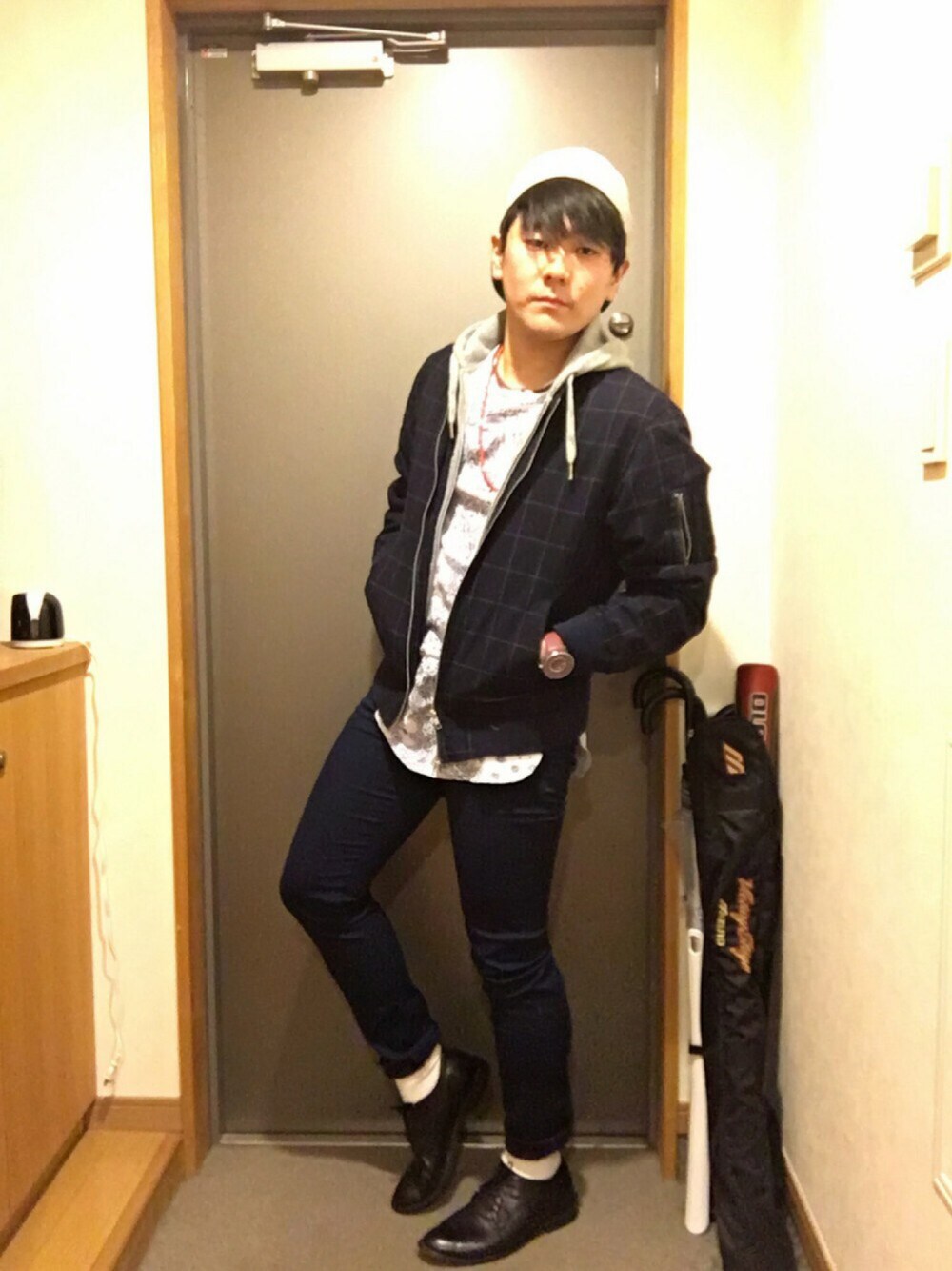 グレー系のトップス、その他のTシャツ/カットソー、ブルー系のジャケット/アウターを着用したメンズの冬コーディネートの1枚目の写真