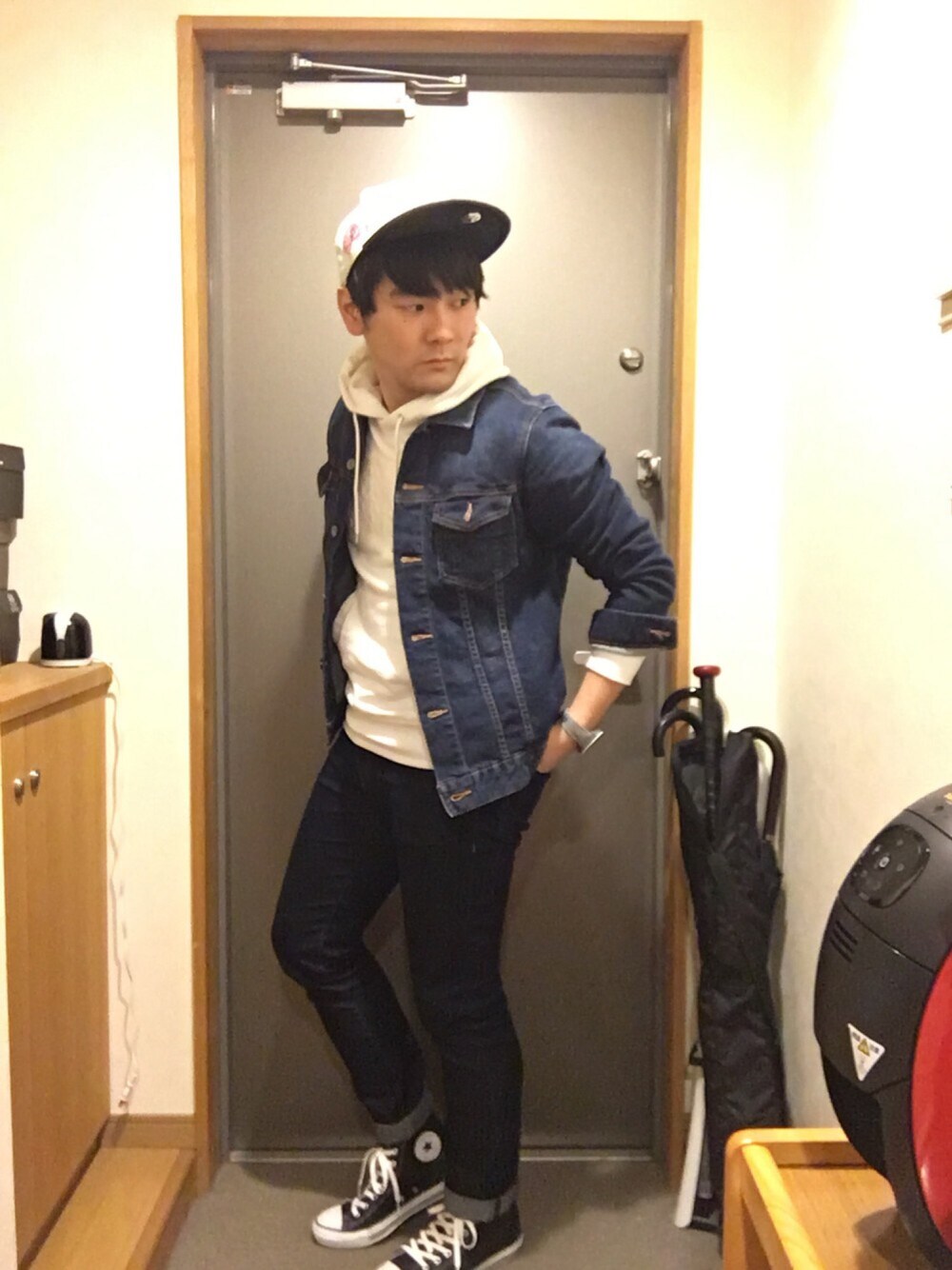 ホワイト系のパーカー、ブルー系のデニムジャケット、ブルー系のパンツを着用したメンズの冬コーディネートの1枚目の写真