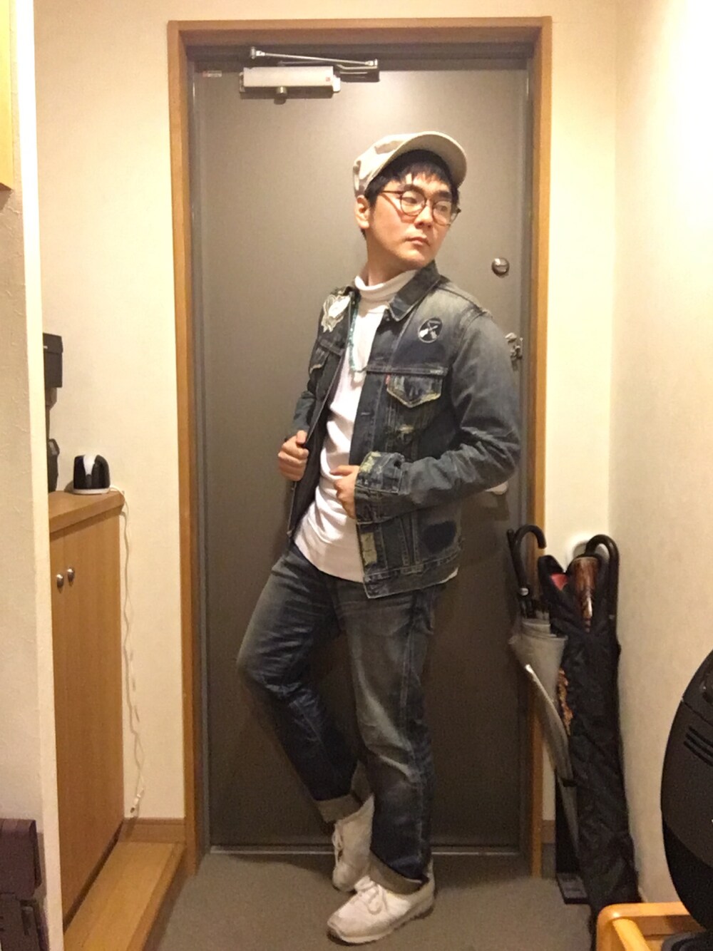 ブルー系のジャケット/アウター、ホワイト系のスウェット、ブルー系のデニムパンツを着用したメンズの春コーディネートの1枚目の写真