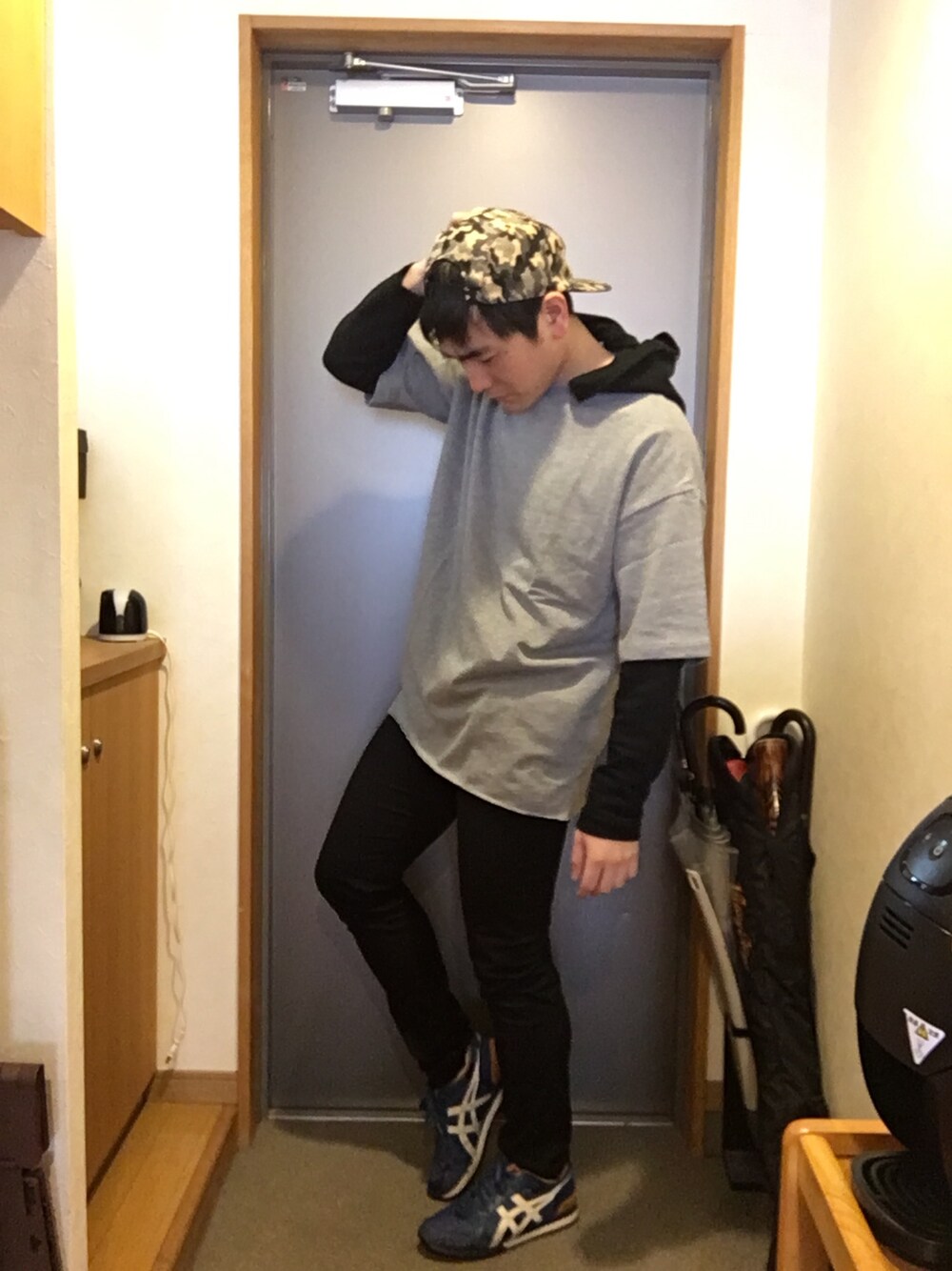 ブラック系のトップス、グレー系のTシャツ/カットソー、ブラック系のその他パンツを着用したメンズの春コーディネートの1枚目の写真