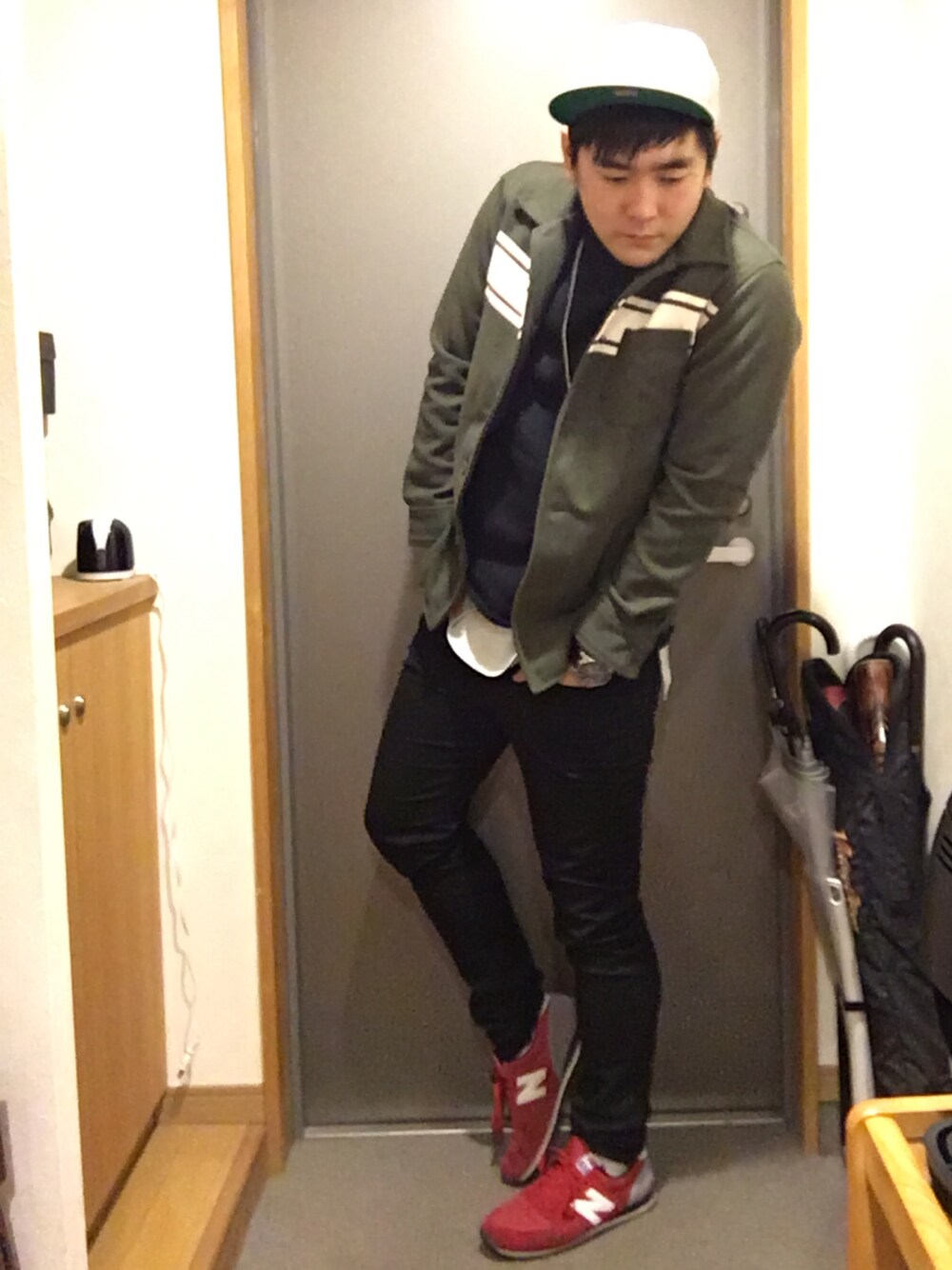 グリーン系のシャツ/ブラウス、ブラック系のスウェット、ホワイト系のTシャツ/カットソーを着用したメンズの春コーディネートの1枚目の写真