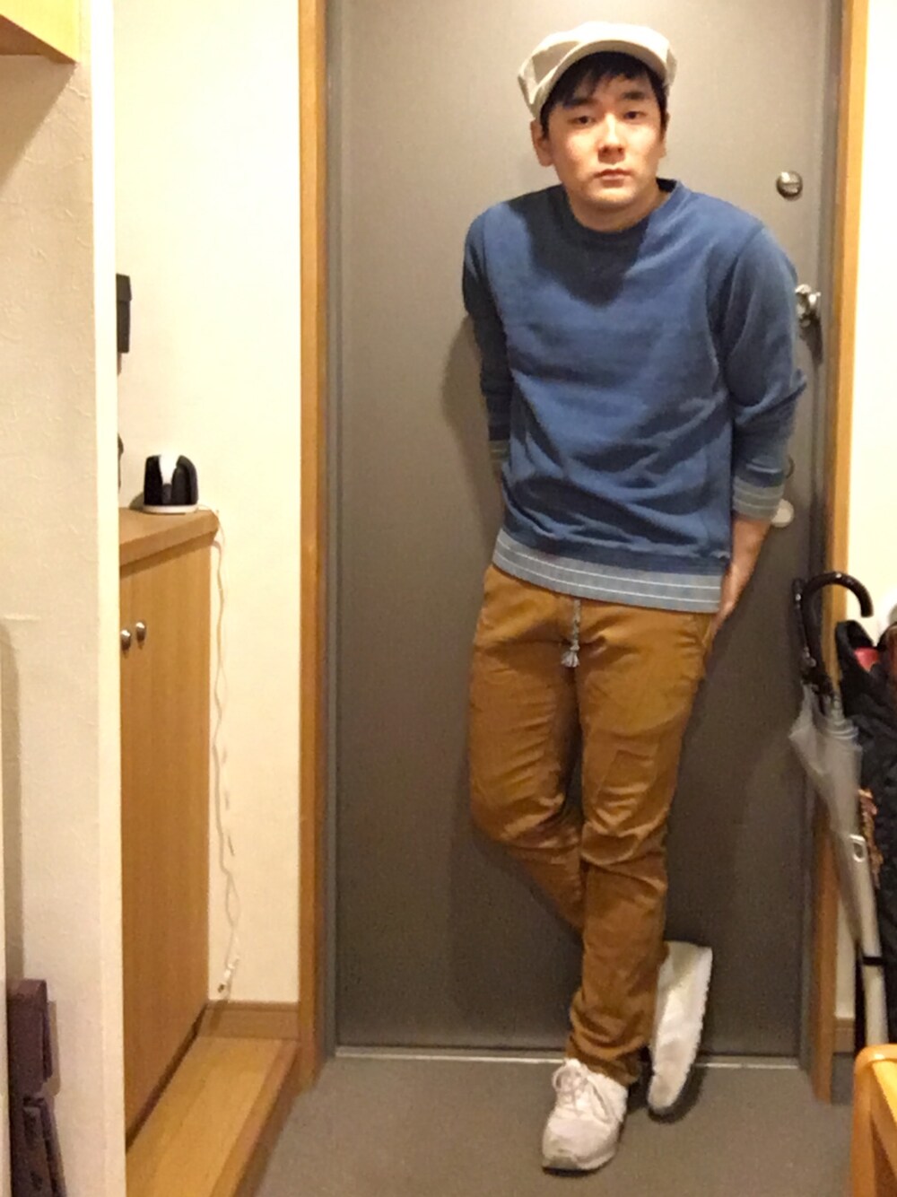 ブルー系のスウェット、イエロー系のその他パンツ、ホワイト系のスニーカーを着用したメンズの春コーディネートの1枚目の写真