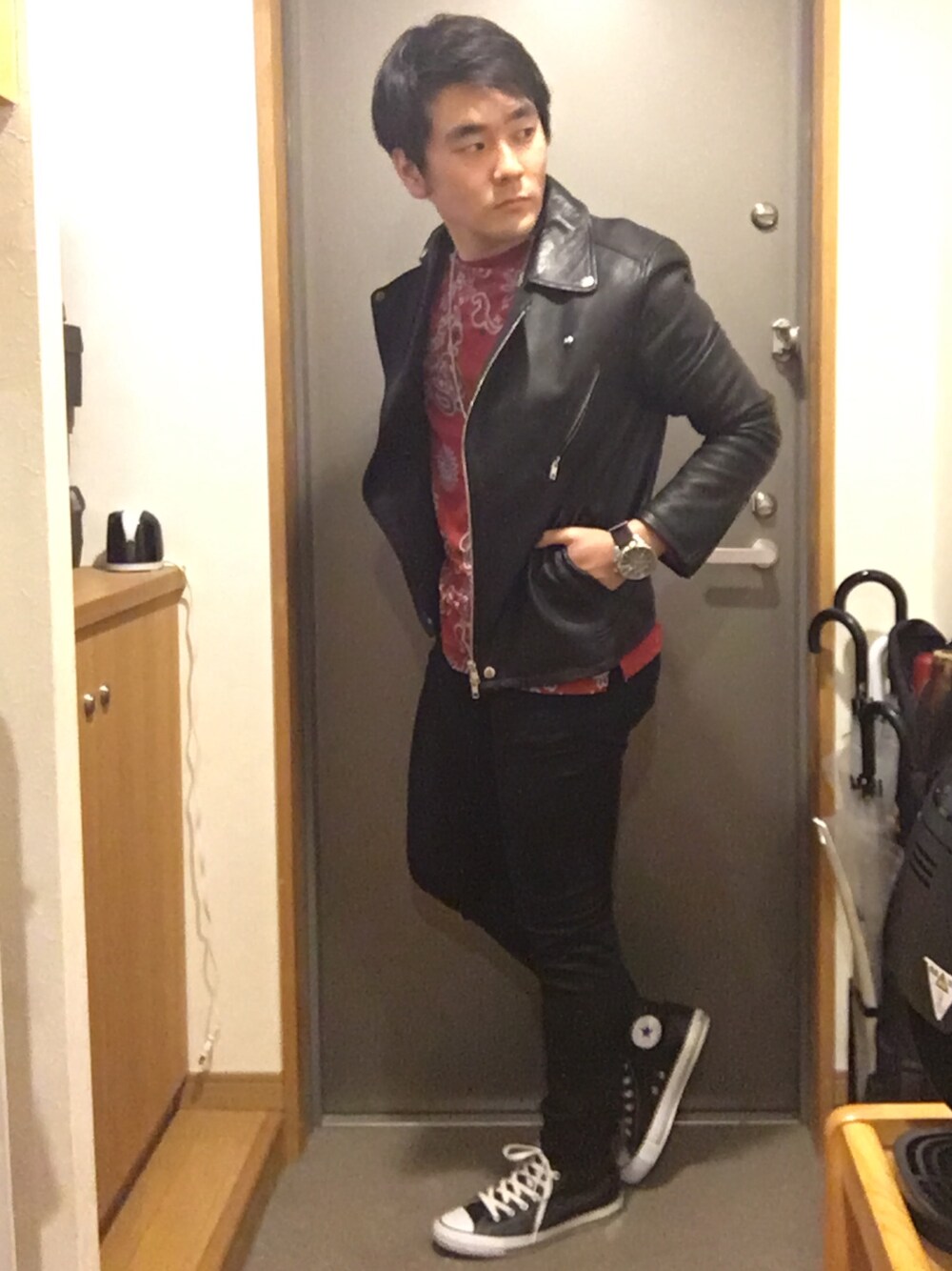 ブラック系のライダースジャケット、レッド系のTシャツ/カットソー、ブラック系のその他パンツを着用したメンズの春コーディネートの1枚目の写真