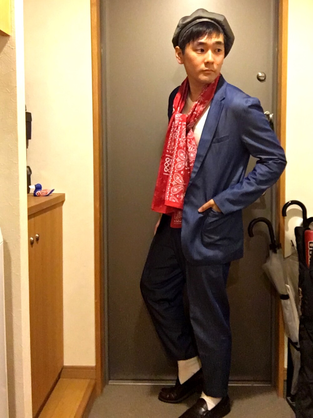 ブルー系のデニムジャケット、ブルー系のデニムパンツ、ホワイト系のTシャツ/カットソーを着用したメンズの春コーディネートの1枚目の写真