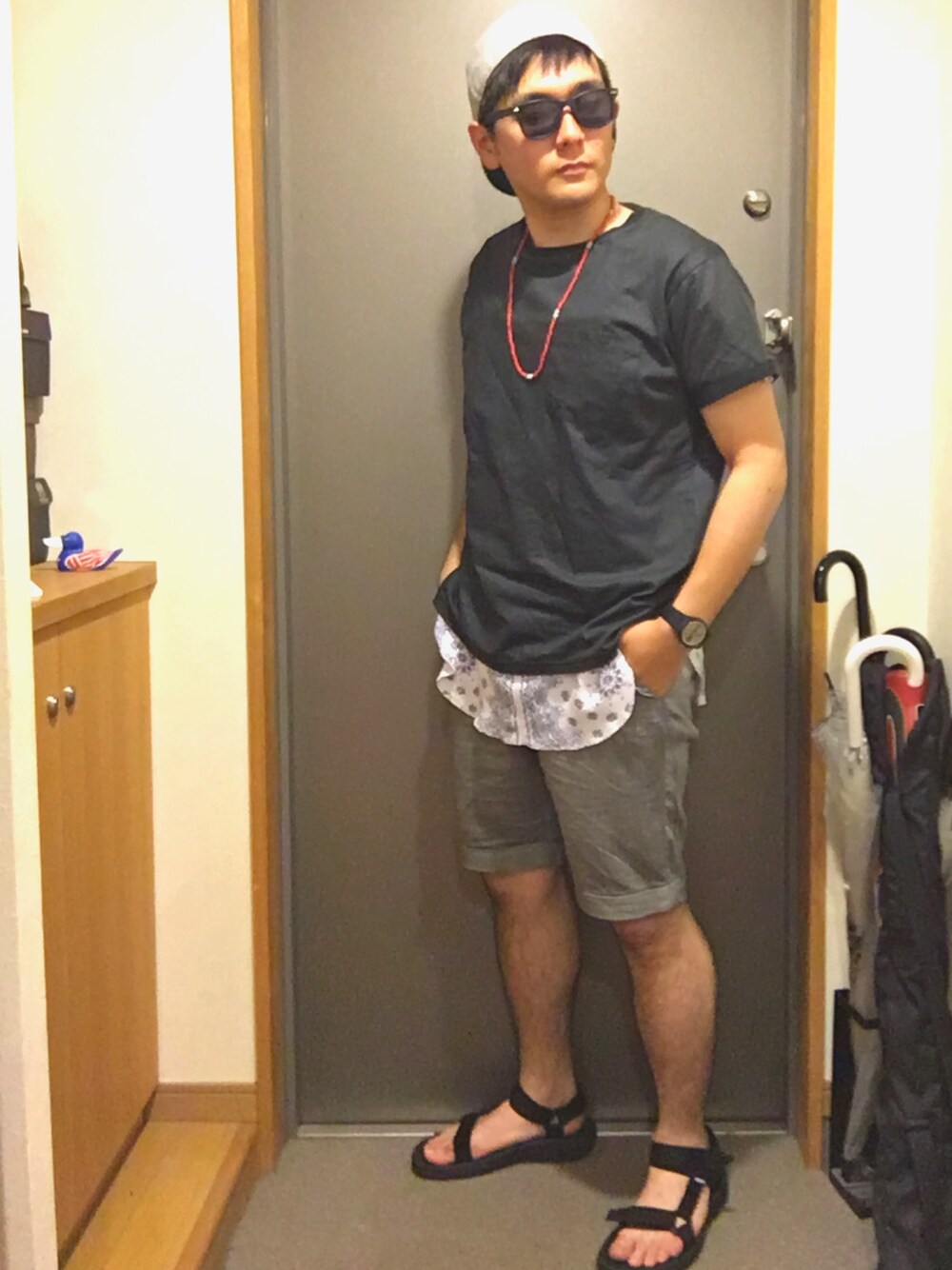 ブラック系のTシャツ/カットソー、その他のTシャツ/カットソー、ブラック系のその他パンツを着用したメンズの夏コーディネートの1枚目の写真