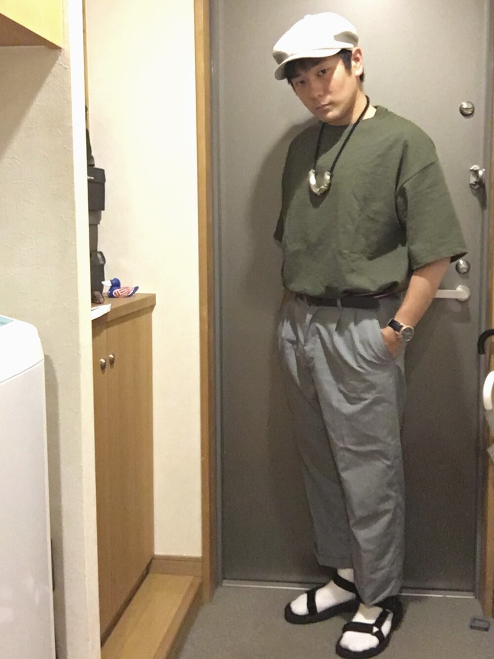 グリーン系のTシャツ/カットソー、グレー系のその他パンツ、ブラック系のサンダルを着用したメンズの夏コーディネートの1枚目の写真