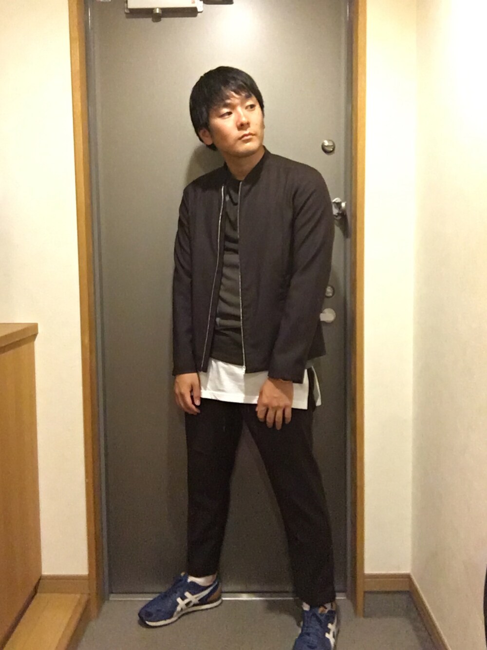 レッド系のブルゾン、ブラウン系のTシャツ/カットソー、ホワイト系のタンクトップを着用したメンズの秋コーディネートの1枚目の写真