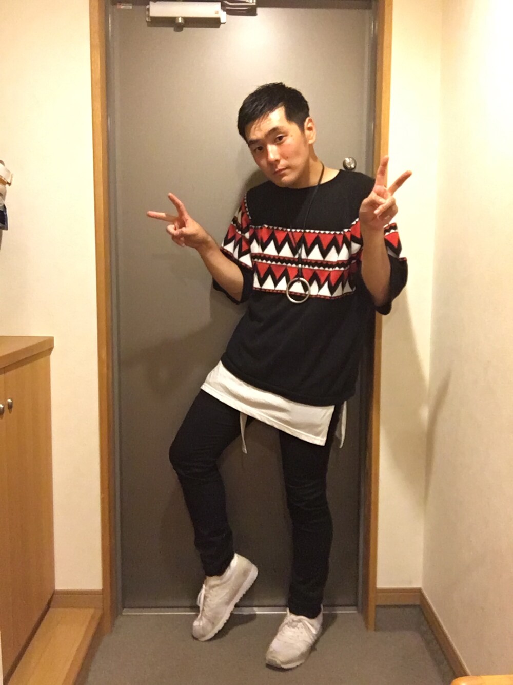 ブラック系のニット/セーター、ホワイト系のタンクトップ、ブラック系のその他パンツを着用したメンズの秋コーディネートの1枚目の写真