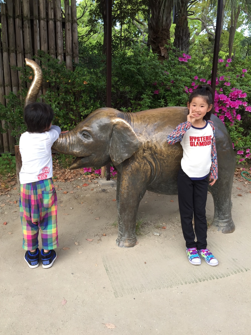 「動物園、お友達と一緒に」｜「HYSTERIC GLAMOURのアイテム（Tシャツ/カットソー、その他）」を使った、♡m♡さん（キッズ・131cm）の秋コーディネートの1枚目の写真